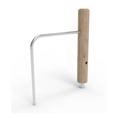 Το μονό SAULTY είναι μια απλή και κομψή εκδοχή της κλασικής μπάρας αναδίπλωσης για αστικά περιβάλλοντα. Η μονή μπάρα προσφέρει μια πρόκληση, ιδανικά για να παίζετε μόνοι σας ή με τη σειρά σας σε μια ομάδα. Ο απλός σχεδιασμός προσκαλεί τα παιδιά να αιωρούνται, να κρέμονται, να κάθονται και να εξερευνούν τις ικανότητές τους. Θα βοηθήσει στην ανάπτυξη του συντονισμού, της ισορροπίας, της δύναμης και της χωρικής αντίληψης. Είναι επίσης ένα μέρος για να συγκεντρώνονται τα παιδιά, να εναλλάσσονται και να βοηθούν το ένα το άλλο. Εναρμονιζόμενο με τις αστικές περιοχές, ο κομψός σχεδιασμός και τα φυσικά υλικά του SAULTY παρέχουν μια ανθεκτική και ελκυστική προσθήκη σε κάθε παιδική χαρά.