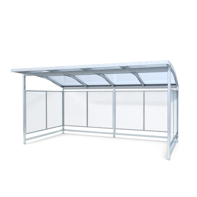 Η στέγη ποδηλάτων Nova είναι μια ανθεκτική και κομψή λύση αποθήκευσης, ιδανική για την προστασία των ποδηλάτων από τις καιρικές συνθήκες και την εξασφάλιση ασφαλούς, οργανωμένου χώρου στάθμευσης σε οποιοδήποτε εξωτερικό χώρο. Κατασκευασμένη με γαλβανισμένους στύλους από χάλυβα, διαφανή πάνελ και στιβαρή οροφή, αυτή η στέγη παρέχει εξαιρετική ανθεκτικότητα και αντοχή στα στοιχεία της φύσης, καθιστώντας την ιδανική για σχολεία, πάρκα, κατοικημένες περιοχές και δημόσιους χώρους. Σας προτείνουμε να προσθέσετε 2 σχάρες ποδηλάτων Gemini (8003537) για να χωρέσουν 12 ποδήλατα. Μπορεί επίσης να χρησιμοποιηθεί ως στέγη για καρότσια ή ως σταθμός διαλογής απορριμμάτων. Ο ανοιχτός αλλά δομημένος σχεδιασμός επιτρέπει την εύκολη πρόσβαση και ορατότητα, προωθώντας μια ασφαλή και βολική εμπειρία αποθήκευσης. Αυτή η παραλλαγή έχει θολωτή πλαστική οροφή.