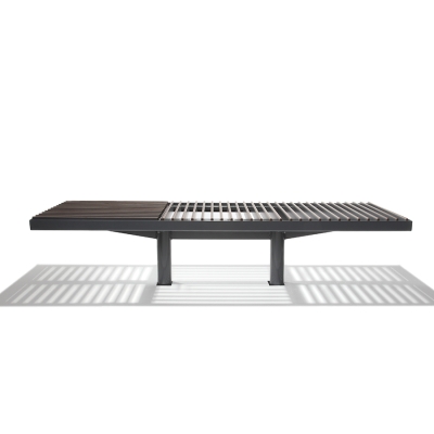 Το Grid προσδίδει μια πινελιά κομψότητας σε κάθε εξωτερικό χώρο, με σχεδιασμό που μοιάζει να αιωρείται πάνω από τις σκιές που ρίχνονται στην τάβλα της επιφάνειάς του. Κατασκευασμένο με ανθεκτικό σκελετό από λαμαρίνα με ηλεκτροστατική βαφή και καθίσματα HPL, αυτό το παγκάκι ουσιαστικά δεν απαιτεί συντήρηση. Τα αρθρωτά καθίσματα μπορούν να διαταχθούν σε διάφορες διαμορφώσεις - είτε μακριά παγκάκια, τετράγωνα παγκάκια, ζιγκ-ζαγκ σχέδια είτε ανεξάρτητα καθίσματα - για να δημιουργήσουν μοναδικούς και ευέλικτους χώρους καθισμάτων. Πλήρως αποστραγγιζόμενο για άνεση σε κάθε καιρό, το Grid προσκαλεί σε στιγμές χαλάρωσης σε πάρκα, πλατείες ή πεζόδρομους. Αυτή η παραλλαγή είναι επί του εδάφους. Είναι και διαθέσιμη και επί του εδάφους.