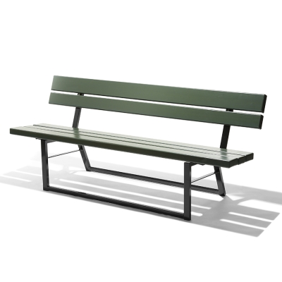 Το παγκάκι πάρκου Ekeby με πλάτη συνδυάζει τον μινιμαλιστικό σχεδιασμό με την ευελιξία, καθιστώντας το μια κομψή προσθήκη σε κάθε εξωτερικό χώρο. Μέρος της σειράς Ekeby, αυτό το παγκάκι πάρκου μπορεί να συνδυαστεί με ασορτί τραπέζια ή παγκάκια χωρίς πλάτη για να δημιουργήσει έναν φιλόξενο εξωτερικό χώρο συγκέντρωσης. Η συλλογή Ekeby είναι απλή αλλά εξαιρετικά λειτουργική και προσεκτικά σχεδιασμένη για να διαρκεί πολλά χρόνια. Τα μπράτσα πωλούνται σε ζεύγη ξεχωριστά και διατίθενται σε μαύρο χρώμα ή γαλβανιζέ. Αυτή η παραλλαγή είναι χωρίς αγκύρωση στοιβάζεται , σε χρώμα πράσινο με γαλβανιζέ μεταλλικό σκελετό.