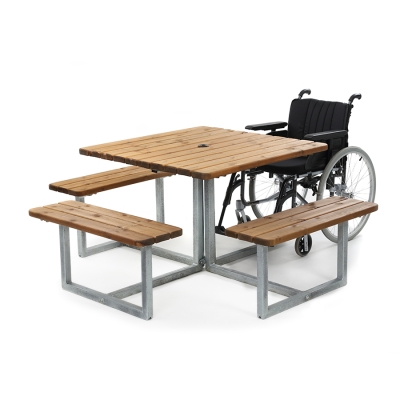 Το τραπέζι πικνίκ Skagen inclusive δημιουργεί ένα φιλόξενο σημείο συνάντησης για άτομα όλων των ηλικιών και ικανοτήτων. Ο σχεδιασμός του προσφέρει άφθονο χώρο για τα πόδια, καθιστώντας το ιδιαίτερα άνετο για ηλικιωμένους και άτομα με περιορισμένη κινητικότητα. Το τραπέζι Skagen περιλαμβάνει έναν κεντρικό χώρο για ομπρέλα που παρέχει σκιά τις ηλιόλουστες μέρες, ενισχύοντας την άνεση για υπαίθριες συγκεντρώσεις. Αυτό το τυπικό μοντέλο χωράει επτά άτομα και φιλοξενεί έναν χρήστη αναπηρικού αμαξιδίου, ενώ διατίθενται επίσης προσαρμοσμένες εκδόσεις με έως και τέσσερις θέσεις για αναπηρικά αμαξίδια κατόπιν αιτήματος.