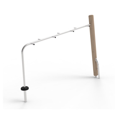 Το STRENGTHY είναι μια ασύμμετρη σκάλα, με κομψό και μοντέρνο σχεδιασμό που ταιριάζει άψογα σε αστικούς χώρους παιχνιδιού. Τα παιδιά μπορούν να προκαλέσουν τον εαυτό τους ανεβαίνοντας από το πάτημα ή χρησιμοποιώντας το σωλήνα στο στήριγμα για να πιάσουν μια μπάρα από πάνω και να ανέβουν ή να κατέβουν τη σκάλα. Αυτή η δραστηριότητα απαιτεί δύναμη και συντονισμό, ενώ παράλληλα ασκούν τους ώμους, την πλάτη, τα χέρια, τον κορμό και τη λαβή. Είναι ένας τρόπος για τα παιδιά να αναπτύξουν την ευκινησία και τη μυϊκή τους δύναμη, καθώς και να αλληλεπιδρούν, να προσφέρουν υποστήριξη και να μαθαίνουν να περιμένουν τη σειρά τους. Η απλή και κομψή εμφάνιση αυτού του εξοπλισμού την καθιστά ιδανική προσθήκη σε κάθε σύγχρονο εξωτερικό χώρο όπου τα παιδιά συγκεντρώνονται για ενεργή διασκέδαση.