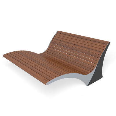 Η ξαπλώστρα Solberga είναι μια ανθεκτική επιλογή εξωτερικού χώρου χαλάρωσης, ιδανική για κοινοτικά πάρκα, ανοιχτούς χώρους και χώρους χαλάρωσης. Με πλάτος 1,8 μέτρων, φιλοξενεί άνετα πολλαπλούς χρήστες, παρέχοντας ένα ευρύχωρο και φιλόξενο μέρος για χαλάρωση. Σχεδιασμένη για άνεση, η Solberga ενθαρρύνει τους επισκέπτες να απολαύσουν την ύπαιθρο και το διαχρονικό ξύλινο προφίλ της συμπληρώνει τη σειρά Sofiero για μια ομοιόμορφη εμφάνιση σε οποιοδήποτε εξωτερικό περιβάλλον. Αυτή η παραλλαγή έχει αγκύρωση άνω του εδάφους και είναι σε χρώμα καφέ ξύλου, με γκρι και μαύρο μεταλλικό σκελετό.