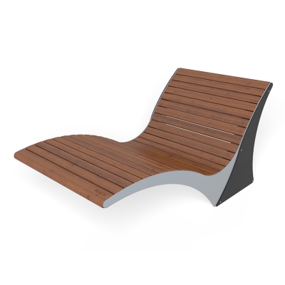 Η ξαπλώστρα Solberga είναι μια ανθεκτική επιλογή εξωτερικής χαλάρωσης, ιδανική για κοινοτικά πάρκα, ανοιχτούς χώρους και χώρους χαλάρωσης. Αυτή η μονόκλινη έκδοση, με πλάτος 1 μέτρο, προσφέρει ένα ζεστό και φιλόξενο μέρος για να χαλαρώσουν οι επισκέπτες. Σχεδιασμένη για άνεση, η Solberga ενθαρρύνει τους επισκέπτες να απολαύσουν την ύπαιθρο και το διαχρονικό ξύλινο προφίλ της συμπληρώνει τη σειρά Sofiero για μια ομοιόμορφη εμφάνιση σε οποιοδήποτε εξωτερικό περιβάλλον. Αυτή η έκδοση έχει αγκύρωση άνω τού εδάφους και είναι σε χρώμα καφέ ξύλου, με γκρι και μαύρο μεταλλικό σκελετό.