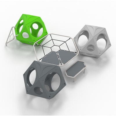 Αυτός ο περιεκτικός συνδυασμός χαμηλού επιπέδου είναι προσβάσιμος σε αναπηρικά αμαξίδια και επιτρέπει σε παιδιά όλων των ηλικιών και ικανοτήτων να παίζουν μαζί. Το στοιχείο Spider Net που συνδέει τα 3 PlayCubes γίνεται ένας χώρος συγκέντρωσης για κοινωνικοποίηση και ξεκούραση. Επιπλέον, το υλικό εύκαμπτου πέλματος στο δίχτυ μπορεί να χρησιμοποιηθεί για αναπήδηση καθώς και για καθιστικό και είναι εύκολα προσβάσιμο μέσω του βήματος μεταφοράς.