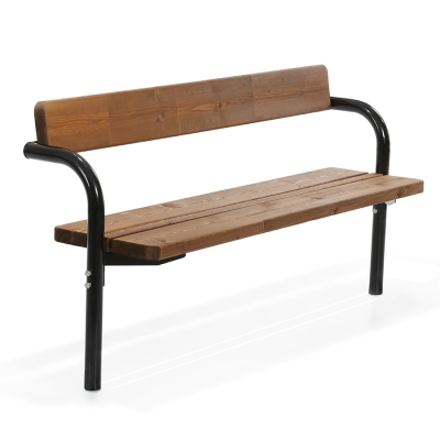 Το παγκάκι πάρκου Rorkroken με πλάτη αποτελεί μέρος μιας διαχρονικής συλλογής επίπλων εξωτερικού χώρου που προσκαλεί σε χαλάρωση και κοινωνική αλληλεπίδραση σε δημόσιους εξωτερικούς χώρους. Αυτή η κλασική σειρά περιλαμβάνει παγκάκια χωρίς πλάτη, παγκάκια πάρκου με πλάτη και τραπέζια, τα οποία μπορούν να συνδυαστούν για να δημιουργήσουν έναν εξατομικευμένο κοινωνικό χώρο που ταιριάζει σε κάθε χώρο και προϋπολογισμό. Με τον απλό, ευέλικτο σχεδιασμό του, το Rorkroken συμπληρώνει κάθε περιβάλλον, προσθέτοντας γοητεία και λειτουργικότητα σε πάρκα, πλατείες και κοινοτικούς χώρους. Αυτή η διαχρονική σειρά έχει καλωσορίσει γενιές και θα συνεχίσει να βελτιώνει τους εξωτερικούς χώρους για τα επόμενα χρόνια. Αυτή η παραλλαγή έχει αγκύρωση επί του εδάφους, είναι σε χρώμα καφέ με μαύρο μεταλλικό σκελετό.