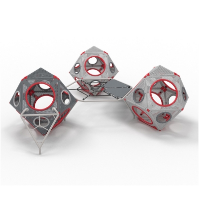 Αυτός ο περιεκτικός συνδυασμός χαμηλού επιπέδου είναι προσβάσιμος σε αναπηρικά αμαξίδια και επιτρέπει σε παιδιά όλων των ηλικιών και ικανοτήτων να παίζουν μαζί. Το στοιχείο Spider Net που συνδέει τα 3 PlayCubes γίνεται ένας χώρος συγκέντρωσης για κοινωνικοποίηση και ξεκούραση. Επιπλέον, το υλικό εύκαμπτου πέλματος στο δίχτυ μπορεί να χρησιμοποιηθεί για αναπήδηση καθώς και για καθιστικό και είναι εύκολα προσβάσιμο μέσω του βήματος μεταφοράς.