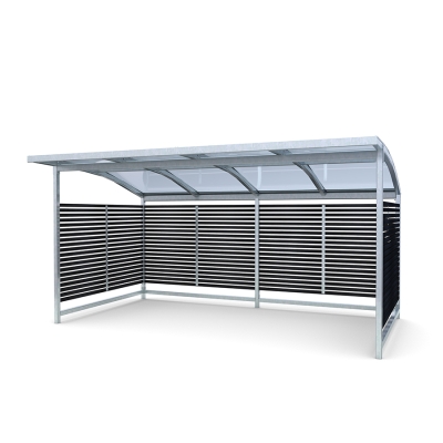 Η στέγη ποδηλάτων Stella είναι μια ευέλικτη και κομψή λύση αποθήκευσης που συμπληρώνει τόσο τα κλασικά όσο και τα μοντέρνα περιβάλλοντα. Κατασκευασμένη με μαύρες ξύλινες σανίδες από σκανδιναβικό πεύκο, ενσωματώνεται άψογα σε διάφορους χώρους. Οι σανίδες μπορούν να βαφτούν σε οποιοδήποτε προσαρμοσμένο χρώμα για να αντανακλούν την αρχιτεκτονική του περιβάλλοντος. Διαθέσιμη με ευθεία ή θολωτή οροφή από κυματοειδές μέταλλο ή πλαστικό, η Stella φιλοξενεί έως και δώδεκα ποδήλατα και μπορεί να επεκταθεί με κιτ επέκτασης για να καλύψει μεγαλύτερες ανάγκες. Σας προτείνουμε να προσθέσετε 2 σχάρες ποδηλάτων Gemini (8003537) για να χωρέσουν 12 ποδήλατα. Τα προαιρετικά χαρακτηριστικά περιλαμβάνουν πόρτες με κλειδί και σχάρες ποδηλάτων, καθιστώντας τη Stella ιδανική όχι μόνο για αποθήκευση ποδηλάτων, αλλά και ως πάρκο για καροτσάκια ή σταθμό διαλογής απορριμμάτων. Αυτή η παραλλαγή διαθέτει θολωτή πλαστική οροφή.