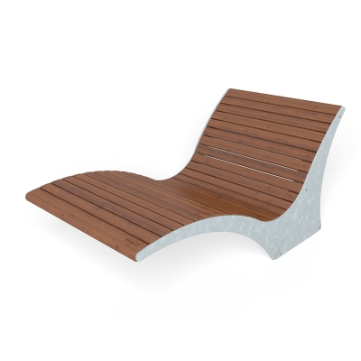 Η ξαπλώστρα Solberga είναι μια ανθεκτική επιλογή εξωτερικής χαλάρωσης, ιδανική για κοινοτικά πάρκα, ανοιχτούς χώρους και χώρους χαλάρωσης. Αυτή η μονόκλινη έκδοση, με πλάτος 1 μέτρο, προσφέρει ένα ζεστό και φιλόξενο μέρος για να χαλαρώσουν οι επισκέπτες. Σχεδιασμένη για άνεση, η Solberga ενθαρρύνει τους επισκέπτες να απολαύσουν την ύπαιθρο και το διαχρονικό ξύλινο προφίλ της συμπληρώνει τη σειρά Sofiero για μια ομοιόμορφη εμφάνιση σε οποιοδήποτε εξωτερικό περιβάλλον. Αυτή η έκδοση έχει αγκύρωση επί του εδάφους και είναι σε χρώμα καφέ , με γαλβανισμένο μεταλλικό σκελετό.