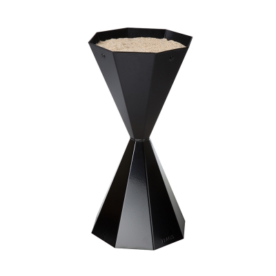 Το σταχτοδοχείο Smalviva γεμίζει με άμμο για πρόσθετη σταθερότητα. Το Smalviva είναι ένας όμορφος τρόπος για να διατηρήσετε το δημόσιο περιβάλλον απαλλαγμένο από σκουπίδια. Το τυπικό χρώμα είναι το μαύρο, αλλά μπορεί επίσης να προσφερθεί σε άλλο χρώμα.