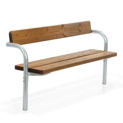 Το παγκάκι πάρκου Rorkroken με πλάτη αποτελεί μέρος μιας διαχρονικής συλλογής επίπλων εξωτερικού χώρου που προσκαλεί σε χαλάρωση και κοινωνική αλληλεπίδραση σε δημόσιους εξωτερικούς χώρους. Αυτή η κλασική σειρά περιλαμβάνει παγκάκια χωρίς πλάτη, παγκάκια πάρκου με πλάτη και τραπέζια, τα οποία μπορούν να συνδυαστούν για να δημιουργήσουν έναν εξατομικευμένο κοινωνικό χώρο που ταιριάζει σε κάθε χώρο και προϋπολογισμό. Με τον απλό, ευέλικτο σχεδιασμό του, το Rorkroken συμπληρώνει κάθε περιβάλλον, προσθέτοντας γοητεία και λειτουργικότητα σε πάρκα, πλατείες και κοινοτικούς χώρους. Αυτή η διαχρονική σειρά έχει καλωσορίσει γενιές και θα συνεχίσει να βελτιώνει τους εξωτερικούς χώρους για τα επόμενα χρόνια. Αυτή η παραλλαγή έχει αγκύρωση επί του εδάφους, είναι σε χρώμα καφέ με γαλβανισμένο μεταλλικό σκελετό.