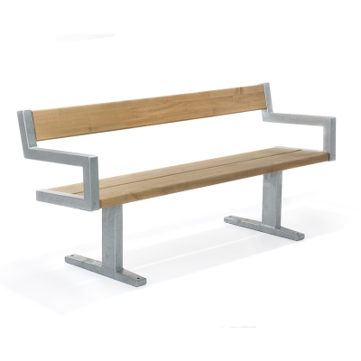 Το παγκάκι πάρκου Pixbo με πλάτη και μπράτσα συνδυάζει τον καθαρό σχεδιασμό και την ανθεκτικότητα, αναβαθμίζοντας τόσο το πάρκο όσο και το αστικό περιβάλλον με το διακριτικό του στυλ. Ως μέλος της οικογένειας επίπλων Pixbo, η οποία περιλαμβάνει παγκάκι χωρίς πλάτη και τραπέζι, αυτό το παγκάκι είναι κατασκευασμένο με υλικά υψηλής ποιότητας για να εξασφαλίζει μακροζωία σε οποιοδήποτε περιβάλλον. Το Pixbo ενσωματώνεται στο περιβάλλον του, προσθέτοντας μια πινελιά κομψότητας σε κάθε εξωτερικό χώρο. Αυτή η παραλλαγή έχει αγκύρωση άνω του εδάφους, είναι ασημί γκρι με γαλβανισμένο μεταλλικό σκελετό.