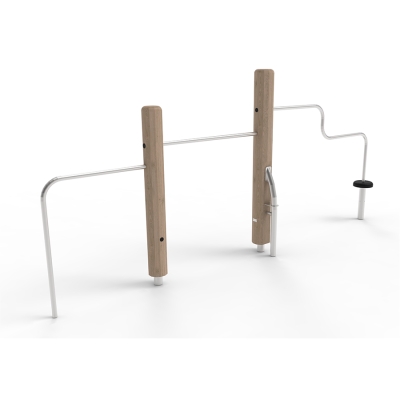 Το τριπλό SAULTY είναι μια μοντέρνα εκδοχή των παραδοσιακών ράβδων για αναδιπλώσεις, που ανταποκρίνεται στη δυναμική του αστικού παιχνιδιού. Αυτή η διάταξη τριπλής ράβδου προσκαλεί τα παιδιά να σκαρφαλώσουν, να αιωρηθούν και να τελειοποιήσουν τα ακροβατικά τους. Το σκαλοπάτι και ο σωλήνας παρέχουν διαφορετικούς τρόπους για να ανέβουν και να κατέβουν. Η κάμψη μιας από τις χαλύβδινες μπάρες προσφέρει μια πρόκληση κατά τη διάσχιση. Το τρίο των ράβδων ενθαρρύνει τα παιδιά να κρέμονται, να αιωρούνται και να στηρίζουν το ένα το άλλο. Είναι ένας κοινωνικός χώρος που προάγει τη σωματική ανάπτυξη, ενισχύοντας τον συντονισμό, την ισορροπία και τον χωρικό προσανατολισμό. Η διάταξη των ράβδων επιτρέπει το κοινωνικό παιχνίδι, ενισχύοντας τη συνεργασία. Με τον απλό και κομψό σχεδιασμό του, το τριπλό SAULTY είναι ένα ελκυστικό, πολυλειτουργικό κομμάτι για κάθε σύγχρονη παιδική χαρά στην πόλη.