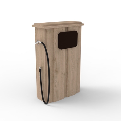 Η Βάση Βενζίνης προσδίδει μια ρεαλιστική πινελιά στο ευφάνταστο παιχνίδι, επιτρέποντας στα παιδιά να προσποιούνται ότι τροφοδοτούν οχήματα ή λειτουργούν ένα βενζινάδικο. Προωθεί το παιχνίδι ρόλων, ενισχύοντας κοινωνικές δεξιότητες όπως η επικοινωνία και η συνεργασία. Με τον εύκαμπτο σωλήνα και το ακροφύσιο, τα παιδιά συμμετέχουν σε πρακτικές δραστηριότητες που υποστηρίζουν τις λεπτές κινητικές δεξιότητες και τη γνωστική ανάπτυξη μέσω της μέτρησης και της μέτρησης. Ιδανική για θεματικούς χώρους παιχνιδιού, πυροδοτεί τη δημιουργικότητα και το διαδραστικό παιχνίδι.