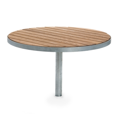 Το στρογγυλό τραπέζι Sofiero είναι ένα ευέλικτο και ανθεκτικό μεγάλο τραπέζι εξωτερικού χώρου με διάμετρο Ø1100, ιδανικό για τη δημιουργία φιλόξενων κοινωνικών χώρων σε πάρκα, πλατείες και κοινόχρηστους χώρους. Σχεδιασμένο για να συνδυάζεται με οποιοδήποτε έπιπλο εξωτερικού χώρου από τη σειρά Sofiero, όπως οι καρέκλες, ή για να συμπληρώνει συνδυασμούς καμπυλωτών πάγκων, αυτό το τραπέζι αναδεικνύει κάθε εξωτερικό περιβάλλον με τον κλασικό στρογγυλό σχεδιασμό του. Ιδανικό για συγκεντρώσεις, γεύματα ή χαλαρές συναντήσεις, το στρογγυλό τραπέζι Sofiero είναι κατασκευασμένο από υλικά υψηλής ποιότητας για να αντέχει στις καιρικές συνθήκες όλο το χρόνο, καθιστώντας το μια πρακτική επιλογή για δημόσιους χώρους. Αυτή η παραλλαγή έχει αγκύρωση, είναι από θερμικά επεξεργασμένο πεύκο και έχει γαλβανισμένο μεταλλικό σκελετό.