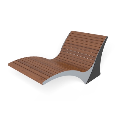 Η ξαπλώστρα Solberga είναι μια ανθεκτική επιλογή εξωτερικής χαλάρωσης, ιδανική για κοινοτικά πάρκα, ανοιχτούς χώρους και χώρους χαλάρωσης. Αυτή η μονόκλινη έκδοση, με πλάτος 1 μέτρο, προσφέρει ένα ζεστό και φιλόξενο μέρος για να χαλαρώσουν οι επισκέπτες. Σχεδιασμένη για άνεση, η Solberga ενθαρρύνει τους επισκέπτες να απολαύσουν την ύπαιθρο και το διαχρονικό ξύλινο προφίλ της συμπληρώνει τη σειρά Sofiero για μια ομοιόμορφη εμφάνιση σε οποιοδήποτε εξωτερικό περιβάλλον. Αυτή η έκδοση έχει αγκύρωση επί τού εδάφους και είναι σε χρώμα καφέ ξύλου, με γκρι και μαύρο μεταλλικό σκελετό.