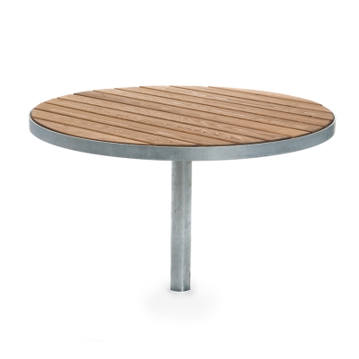 Το στρογγυλό τραπέζι Sofiero είναι ένα ευέλικτο και ανθεκτικό μεγάλο τραπέζι εξωτερικού χώρου με διάμετρο Ø1100, ιδανικό για τη δημιουργία φιλόξενων κοινωνικών χώρων σε πάρκα, πλατείες και κοινόχρηστους χώρους. Σχεδιασμένο για να συνδυάζεται με οποιοδήποτε έπιπλο εξωτερικού χώρου από τη σειρά Sofiero, όπως οι καρέκλες, ή για να συμπληρώνει συνδυασμούς καμπυλωτών πάγκων, αυτό το τραπέζι αναδεικνύει κάθε εξωτερικό περιβάλλον με τον κλασικό στρογγυλό σχεδιασμό του. Ιδανικό για συγκεντρώσεις, γεύματα ή χαλαρές συναντήσεις, το στρογγυλό τραπέζι Sofiero είναι κατασκευασμένο από υλικά υψηλής ποιότητας για να αντέχει στις καιρικές συνθήκες όλο το χρόνο, καθιστώντας το μια πρακτική επιλογή για δημόσιους χώρους. Αυτή η παραλλαγή έχει αγκύρωση, το ξύλο είναι σε χρώμα καφέ και έχει γαλβανισμένο μεταλλικό σκελετό.