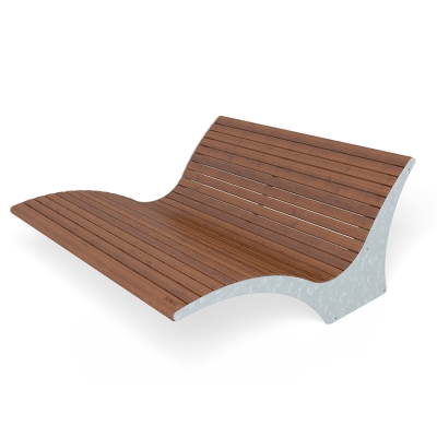 Η ξαπλώστρα Solberga είναι μια ανθεκτική επιλογή εξωτερικού χώρου χαλάρωσης, ιδανική για κοινοτικά πάρκα, ανοιχτούς χώρους και χώρους χαλάρωσης. Με πλάτος 1,8 μέτρων, φιλοξενεί άνετα πολλαπλούς χρήστες, παρέχοντας ένα ευρύχωρο και φιλόξενο μέρος για χαλάρωση. Σχεδιασμένη για άνεση, η Solberga ενθαρρύνει τους επισκέπτες να απολαύσουν την ύπαιθρο και το διαχρονικό ξύλινο προφίλ της συμπληρώνει τη σειρά Sofiero για μια ομοιόμορφη εμφάνιση σε κάθε εξωτερικό περιβάλλον. Αυτή η παραλλαγή έχει αγκύρωση άνω του εδάφους και είναι σε χρώμα καφέ με γαλβανισμένο μεταλλικό σκελετό.